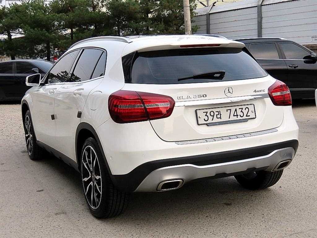 Mercedes Benz GLA Class - Vista 3