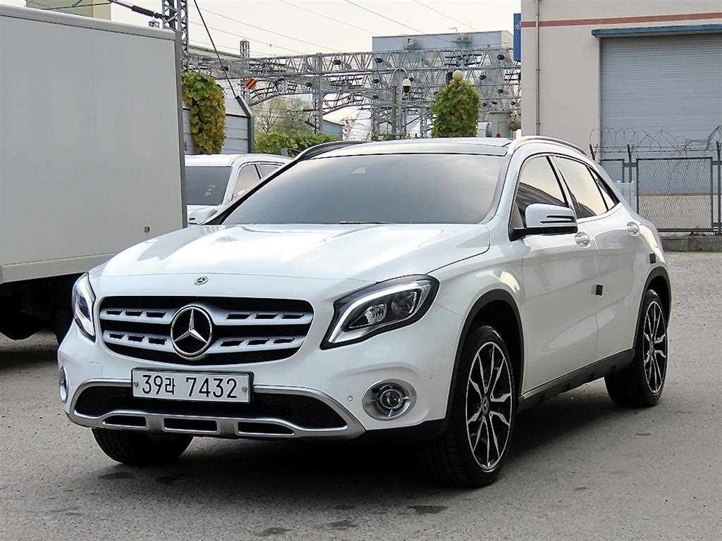 Mercedes Benz GLA Class - Vista 2
