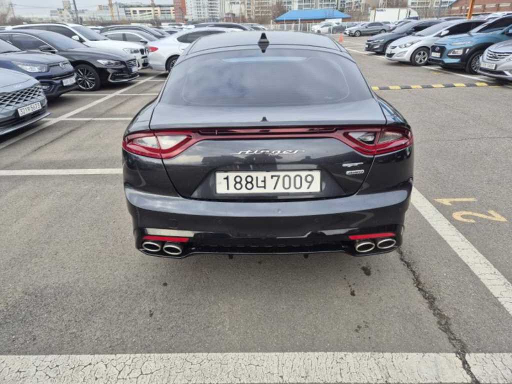 KIA Stinger - Vista 5