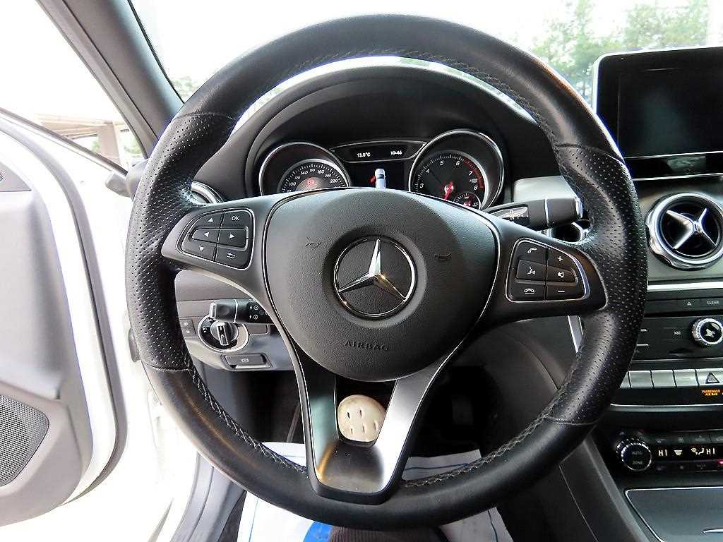 Mercedes Benz GLA Class - Vista 8