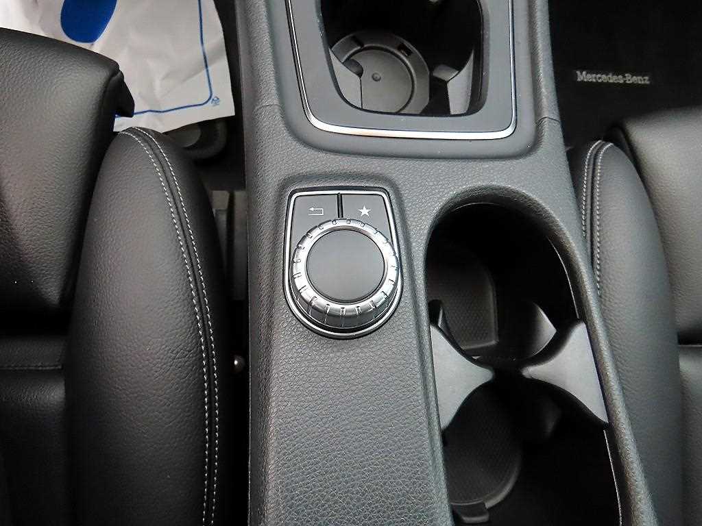 Mercedes Benz GLA Class - Vista 12