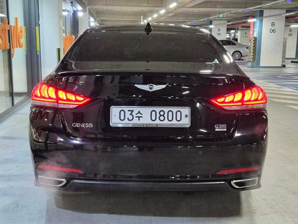 HYUNDAI Genesis - Vista 5