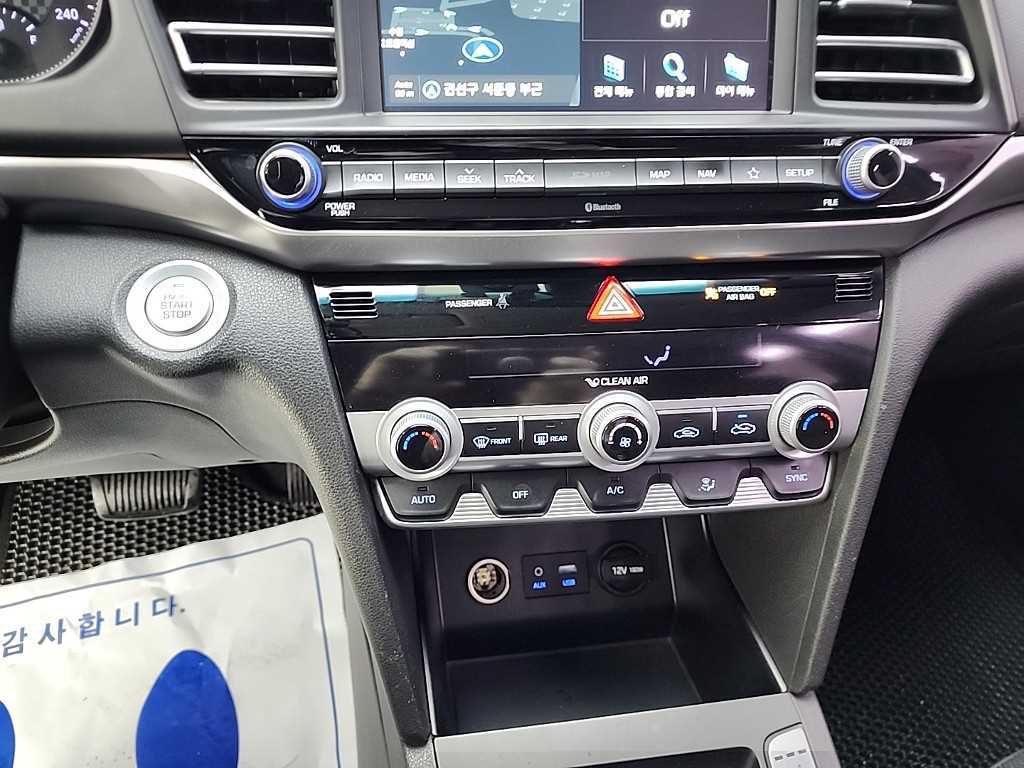 HYUNDAI Avante - Vista 10