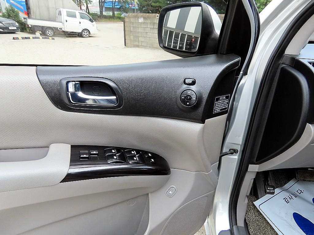 KIA Carnival - Vista 12