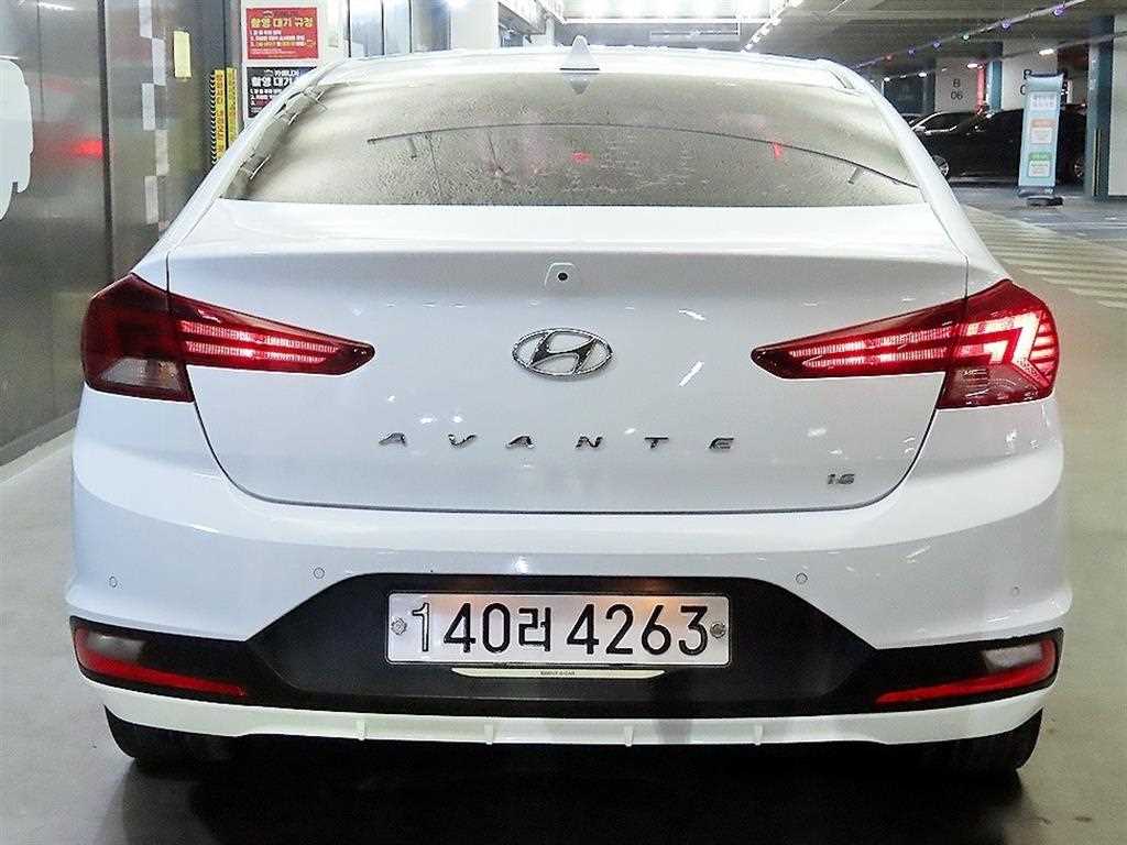 HYUNDAI Avante - Vista 5