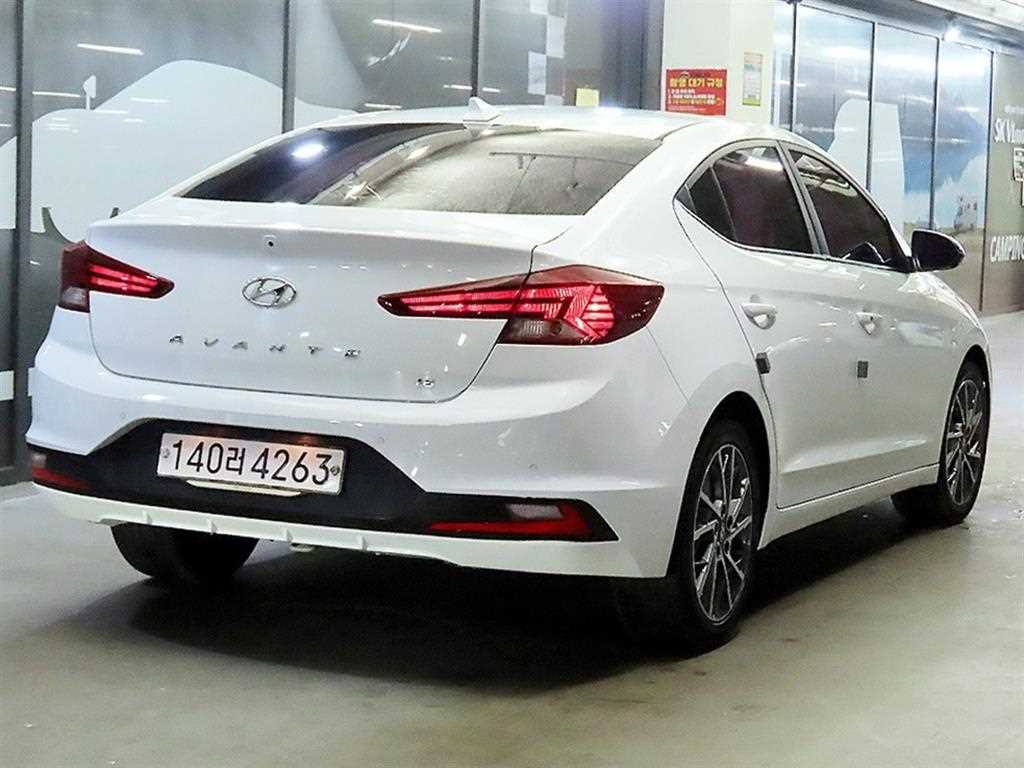 HYUNDAI Avante - Vista 4