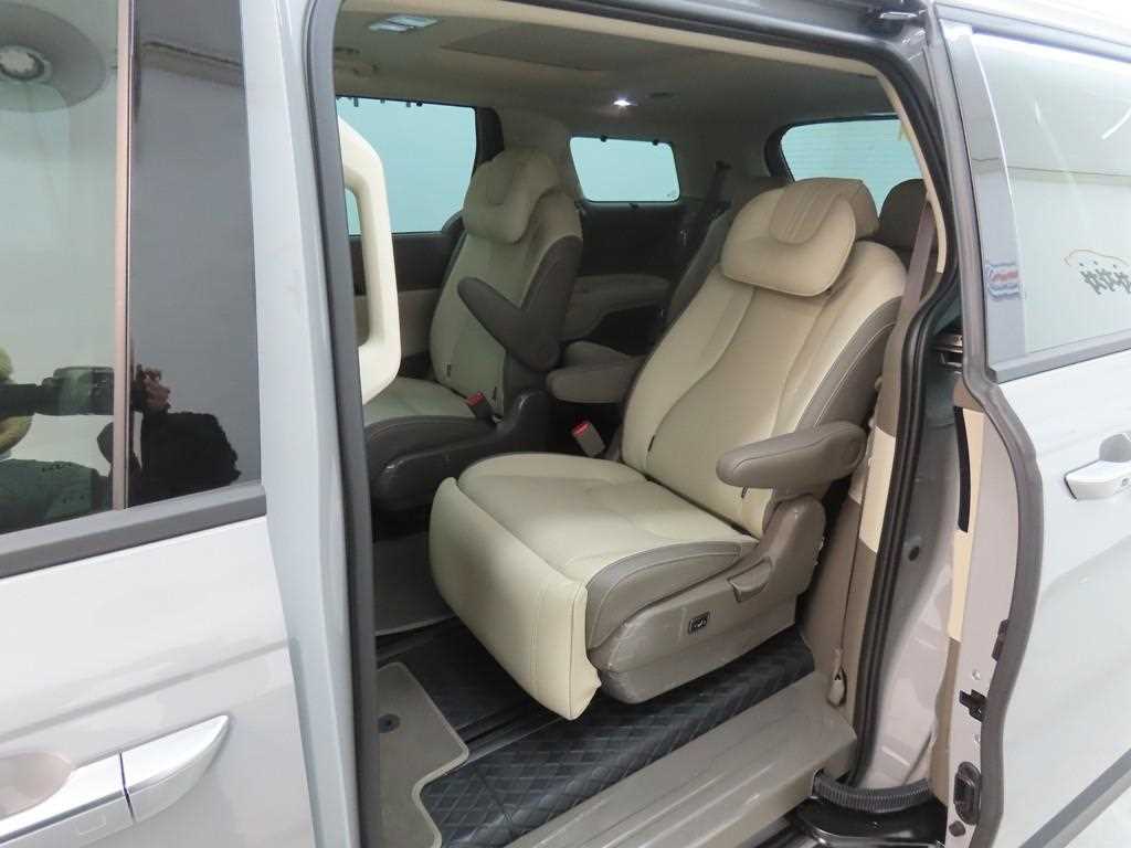 KIA Carnival - Vista 6