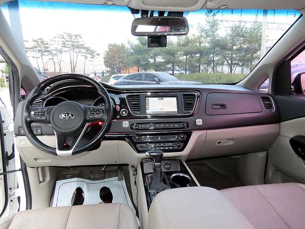 KIA Carnival - Vista 8