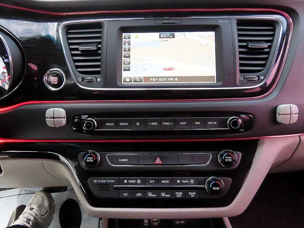 KIA Carnival - Vista 12