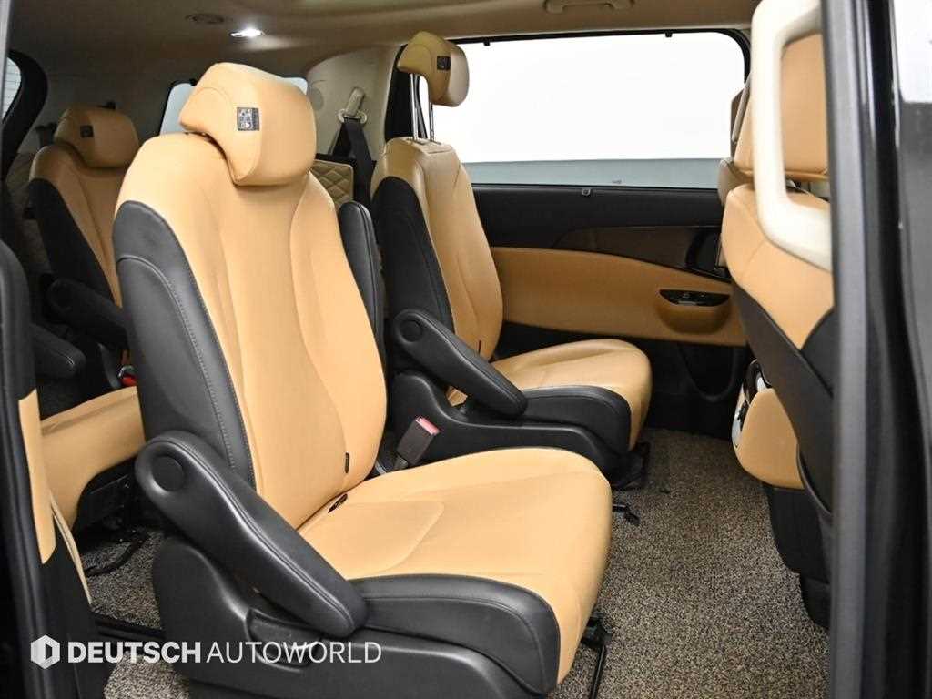 KIA Carnival - Vista 12