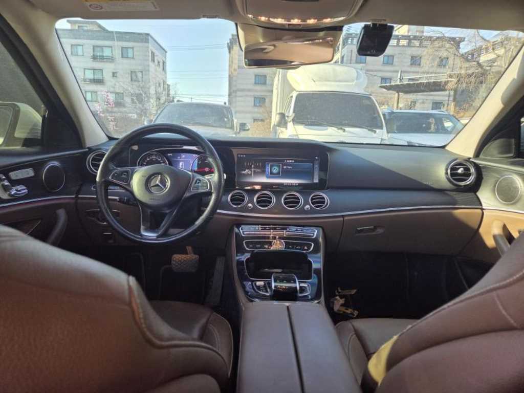 Mercedes Benz E class - Vista 4