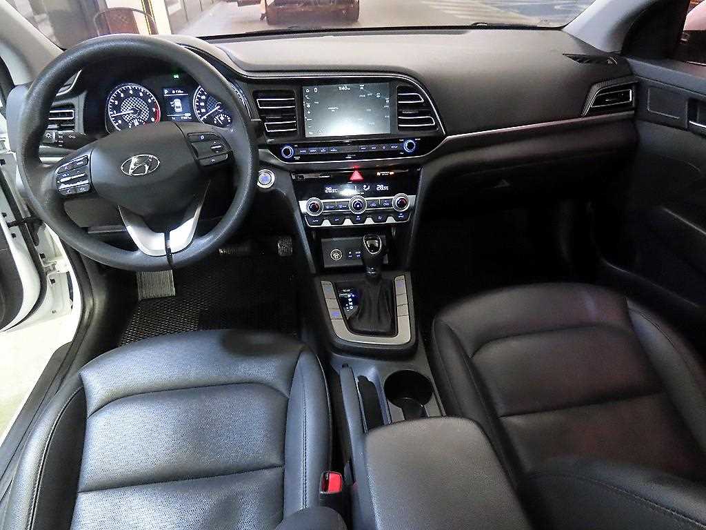 HYUNDAI Avante - Vista 10