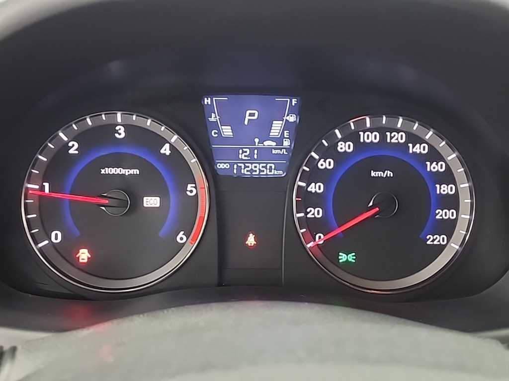 HYUNDAI Accent - Vista 6