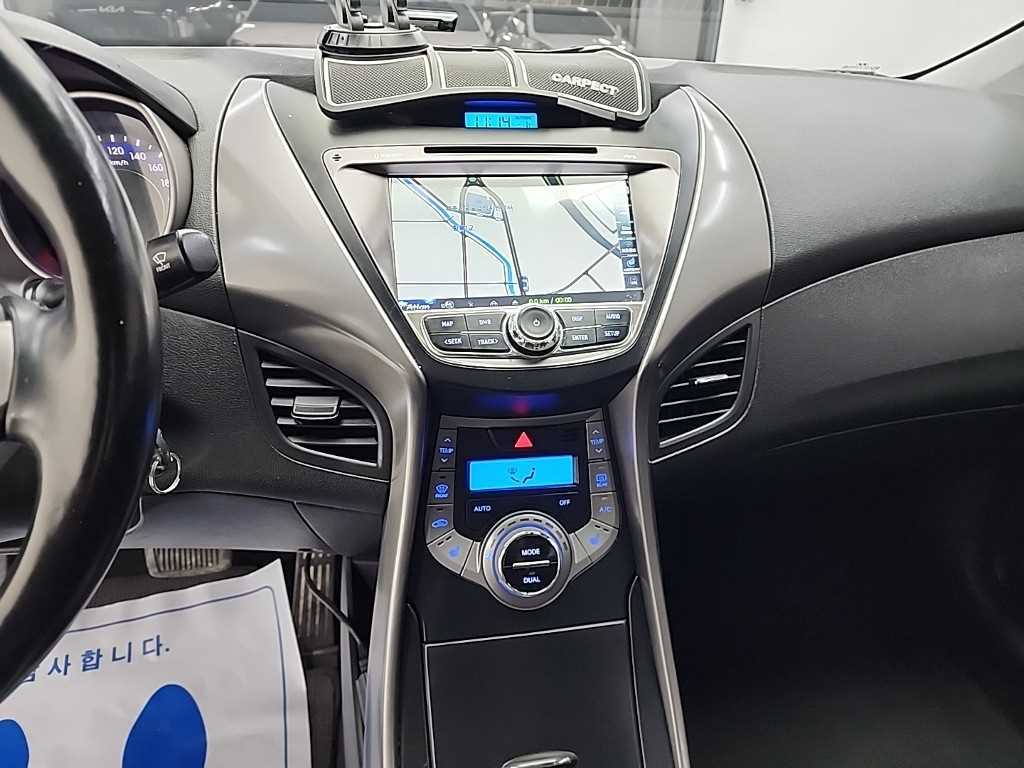 HYUNDAI Avante - Vista 10
