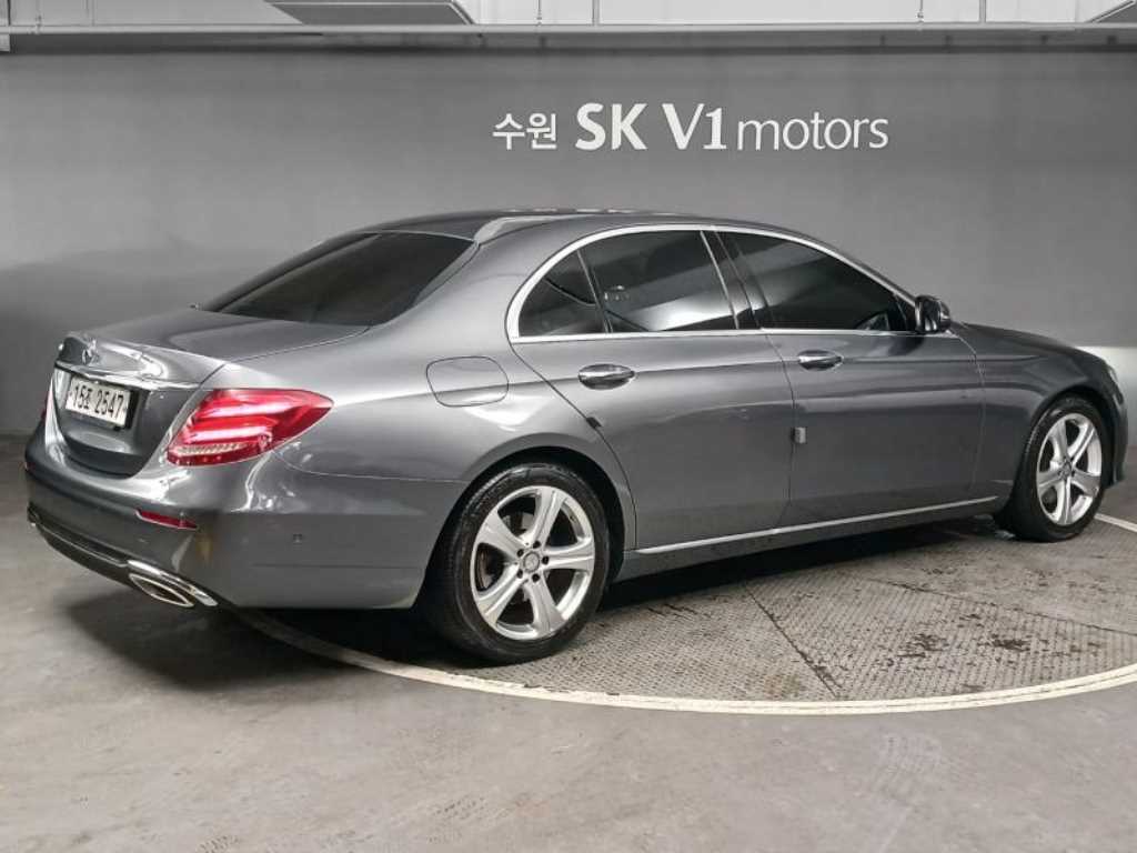 Mercedes Benz E class - Vista 4