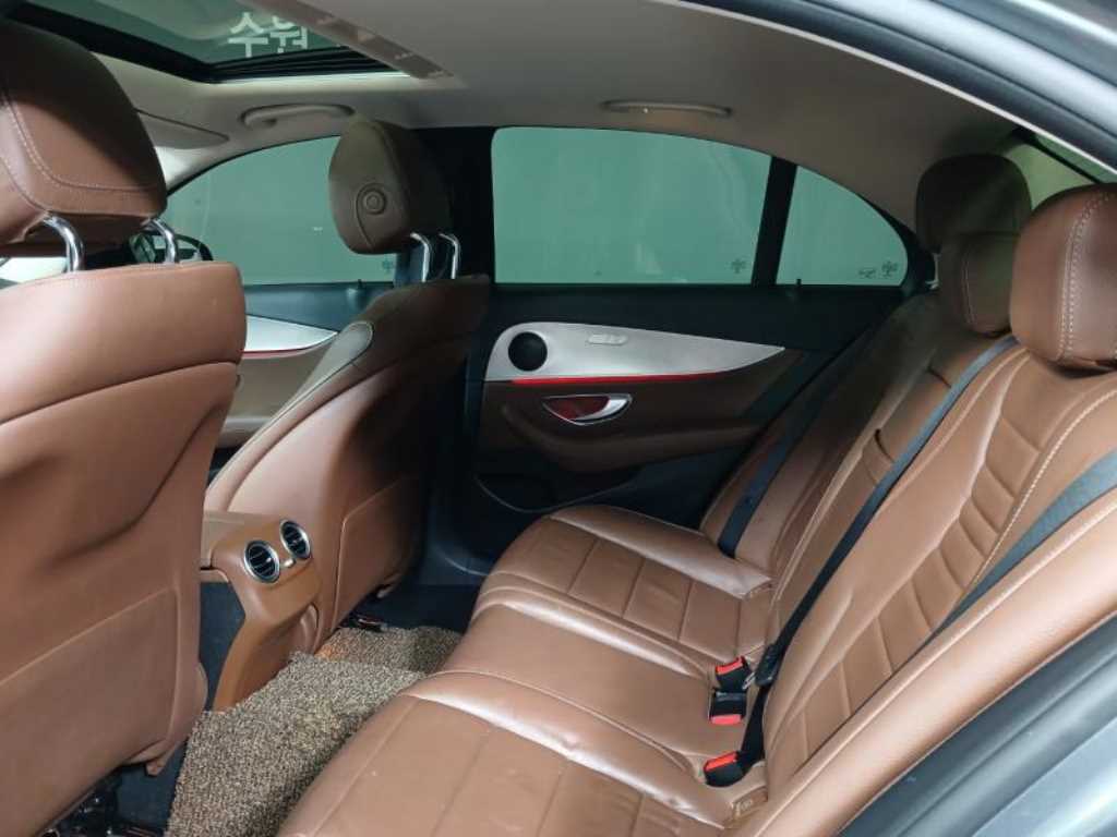 Mercedes Benz E class - Vista 8