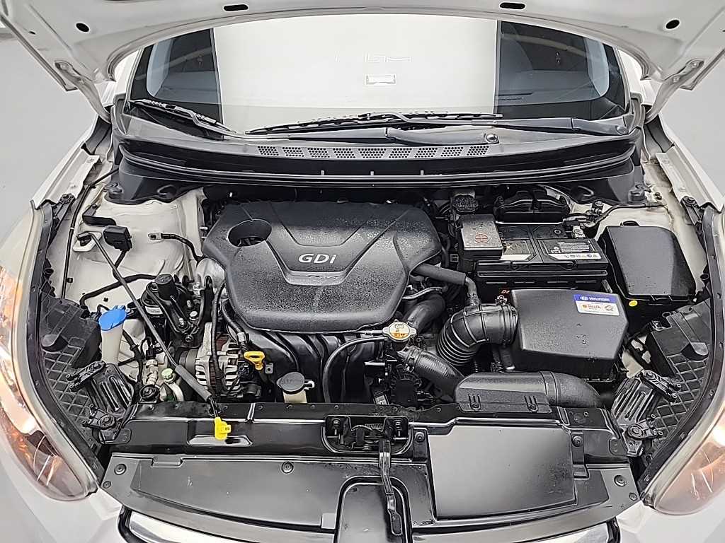 HYUNDAI Avante - Vista 5