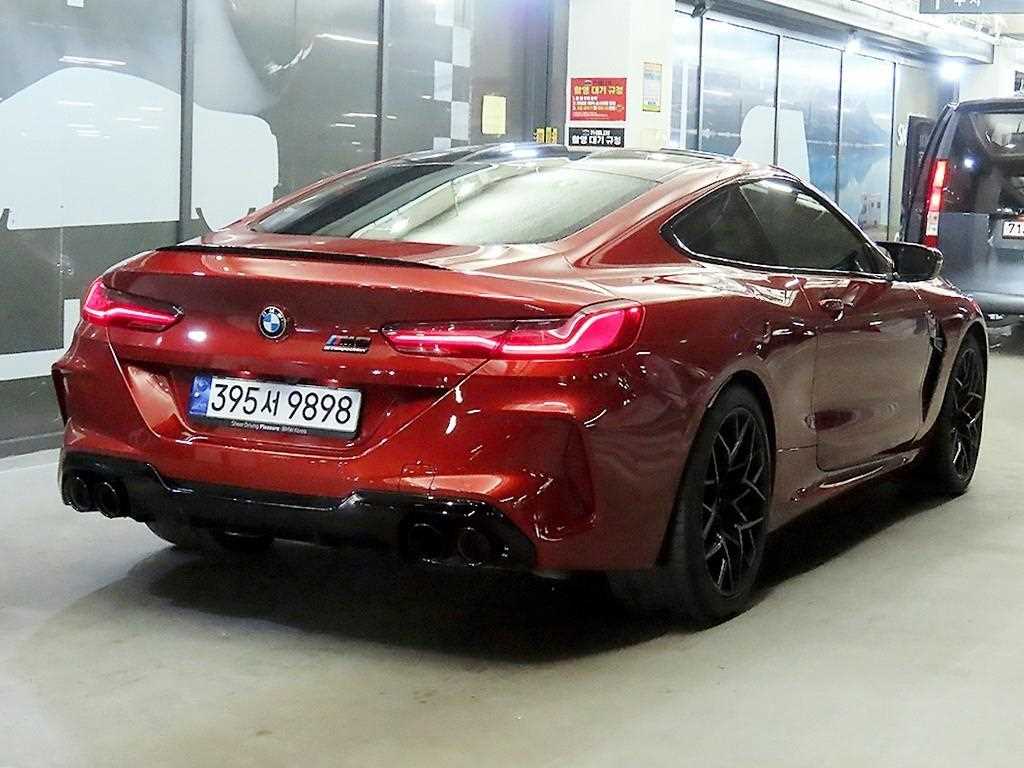BMW 8 Series - Vista 4
