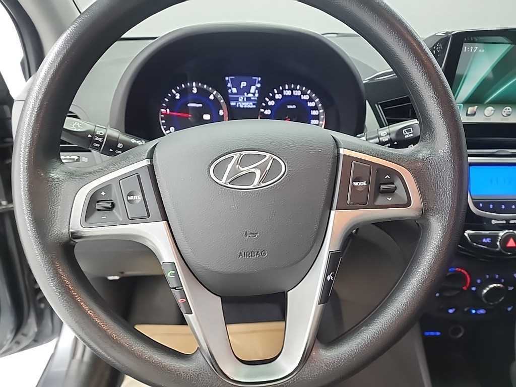 HYUNDAI Accent - Vista 9