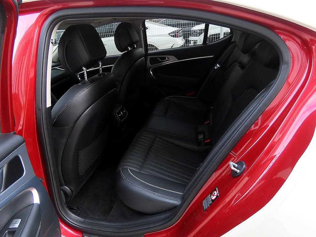 Genesis G70 - Vista 6