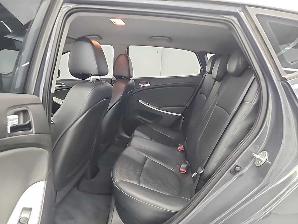 HYUNDAI Accent - Vista 12