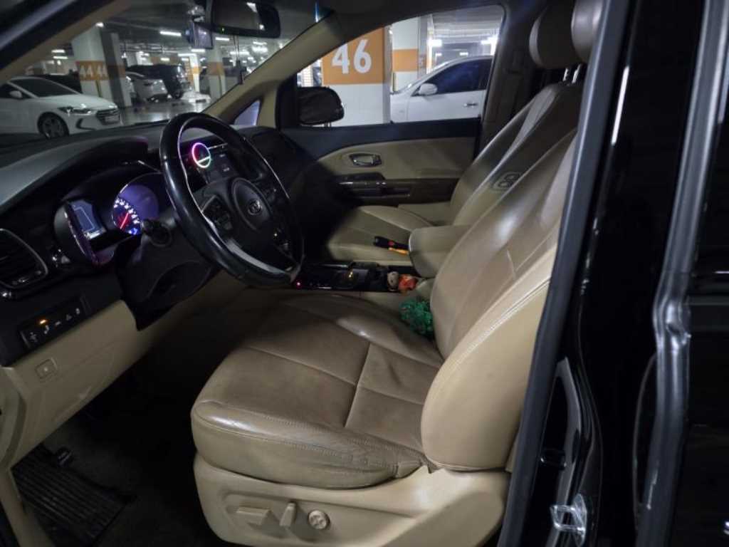 KIA Carnival - Vista 11