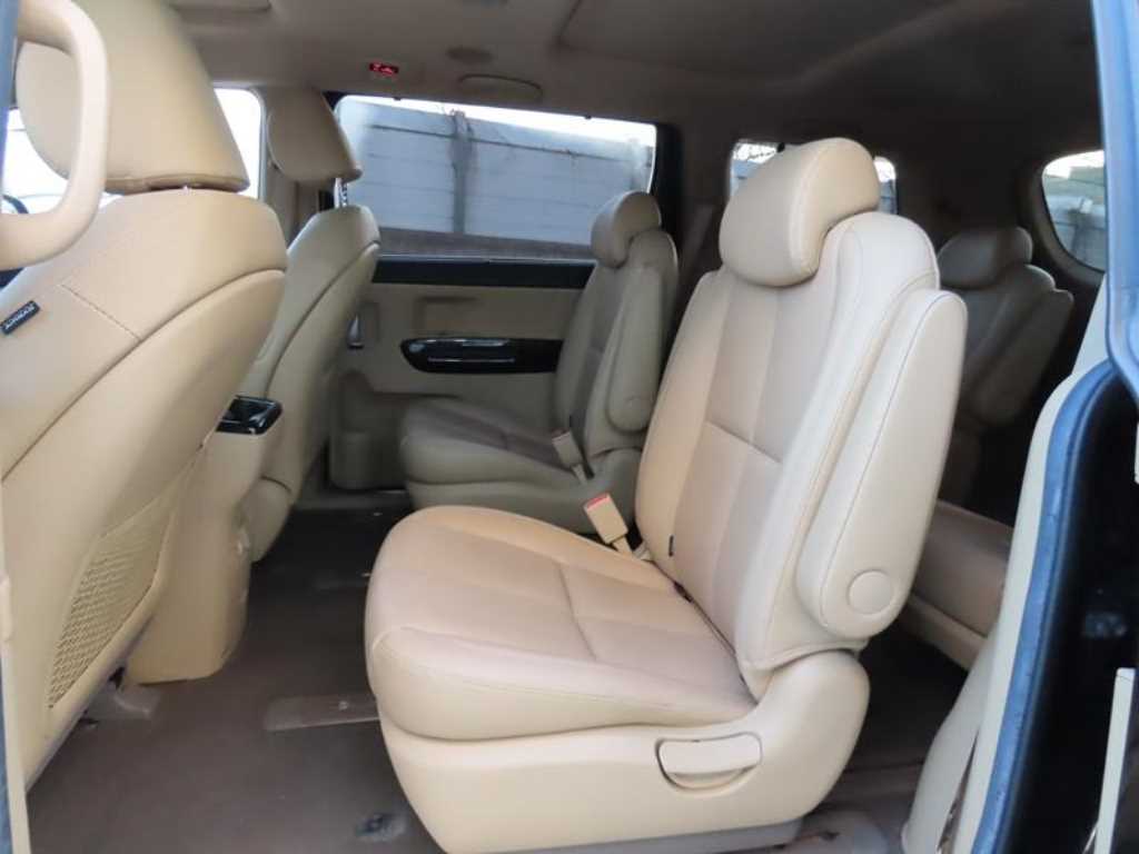 KIA Carnival - Vista 8