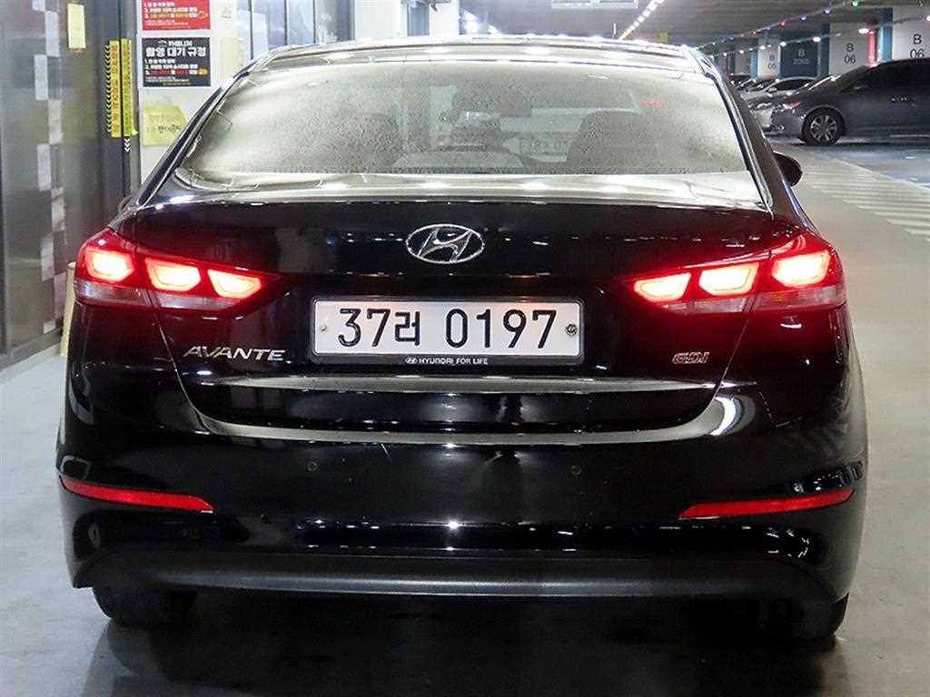 HYUNDAI Avante - Vista 5