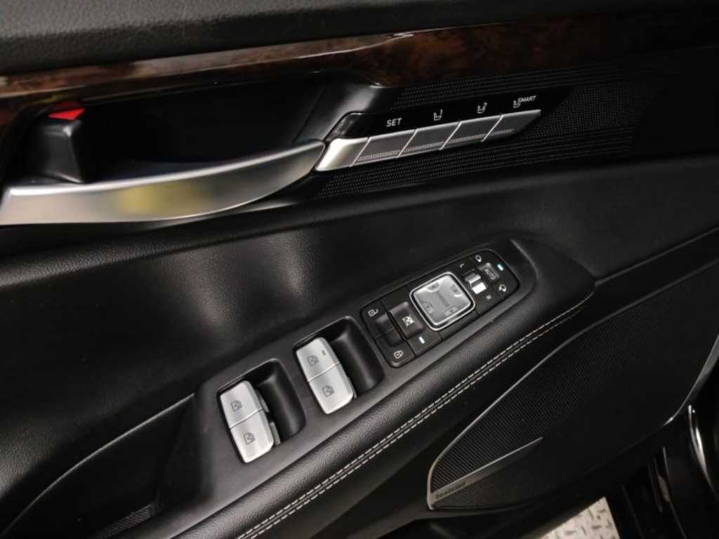 Genesis G90 - Vista 9