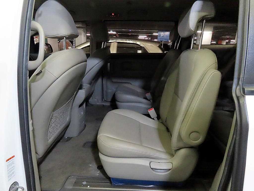 KIA Carnival - Vista 7