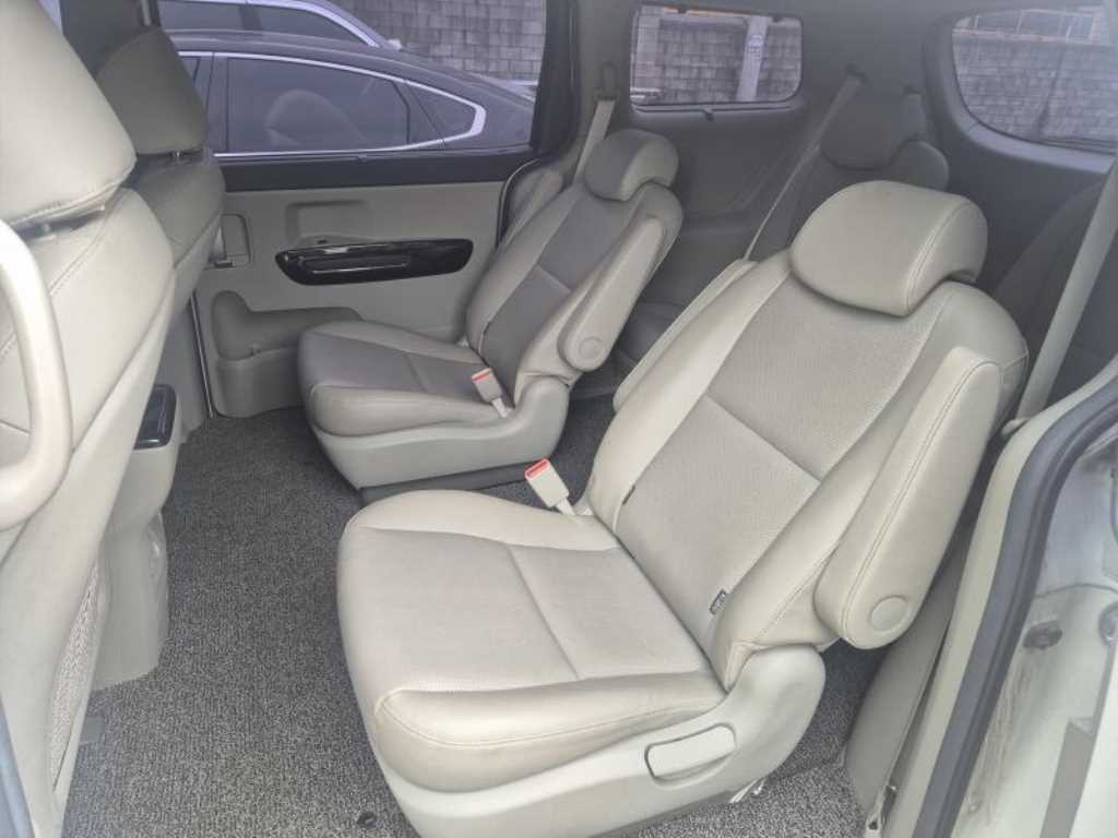 KIA Carnival - Vista 4