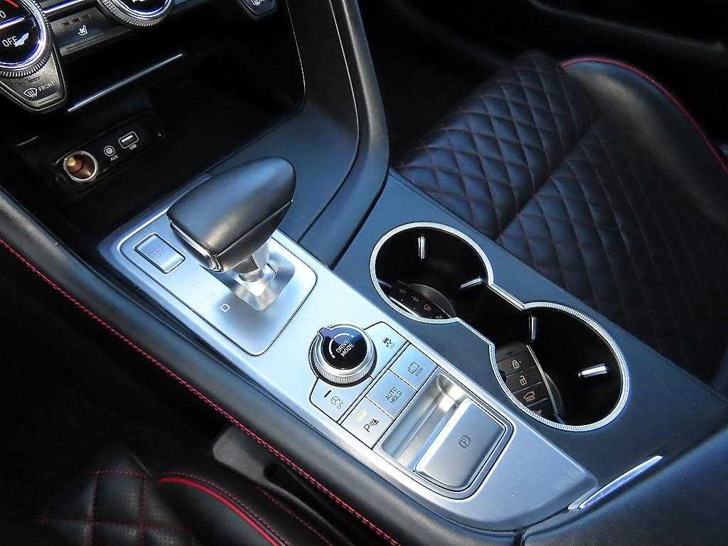 Genesis G70 - Vista 10