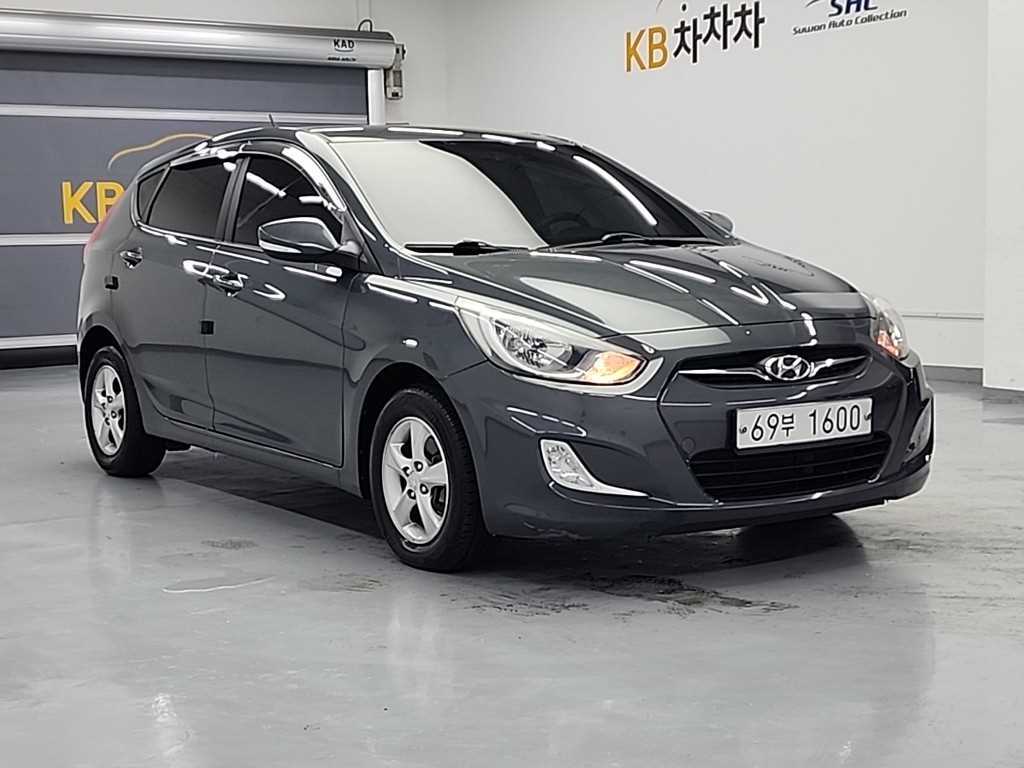 HYUNDAI Accent - Vista 4