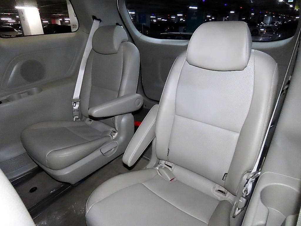 KIA Carnival - Vista 8