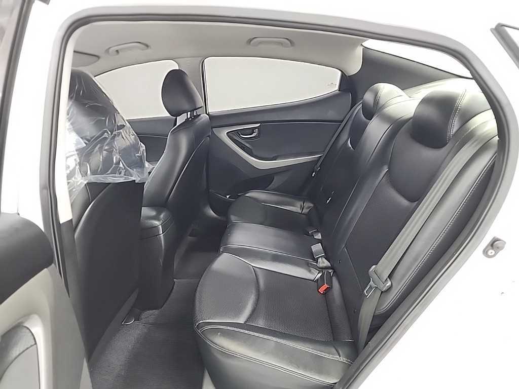 HYUNDAI Avante - Vista 12