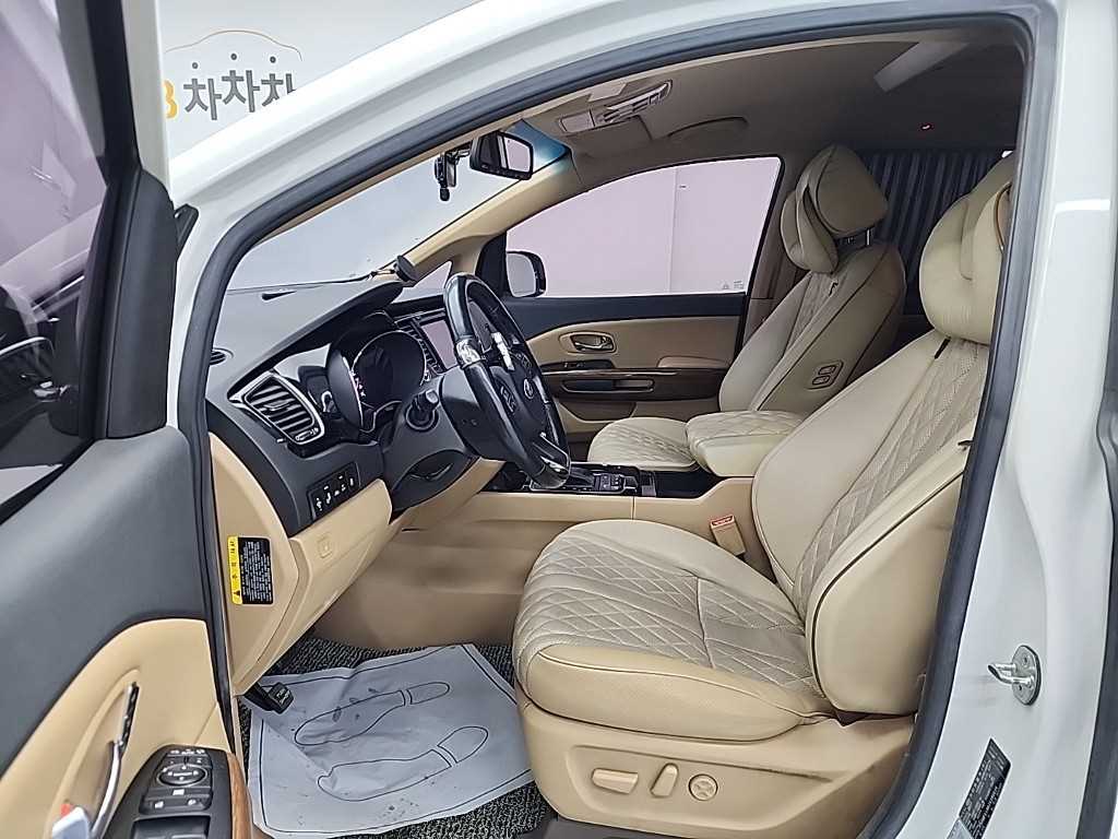 KIA Carnival - Vista 11