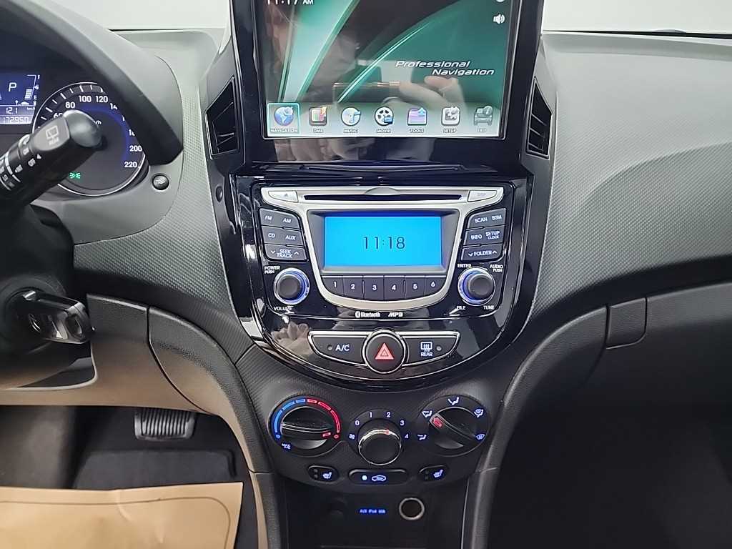 HYUNDAI Accent - Vista 10