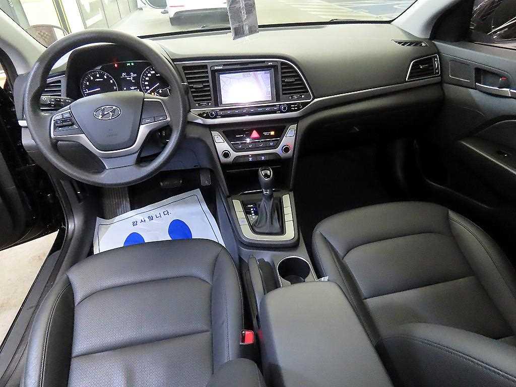 HYUNDAI Avante - Vista 10