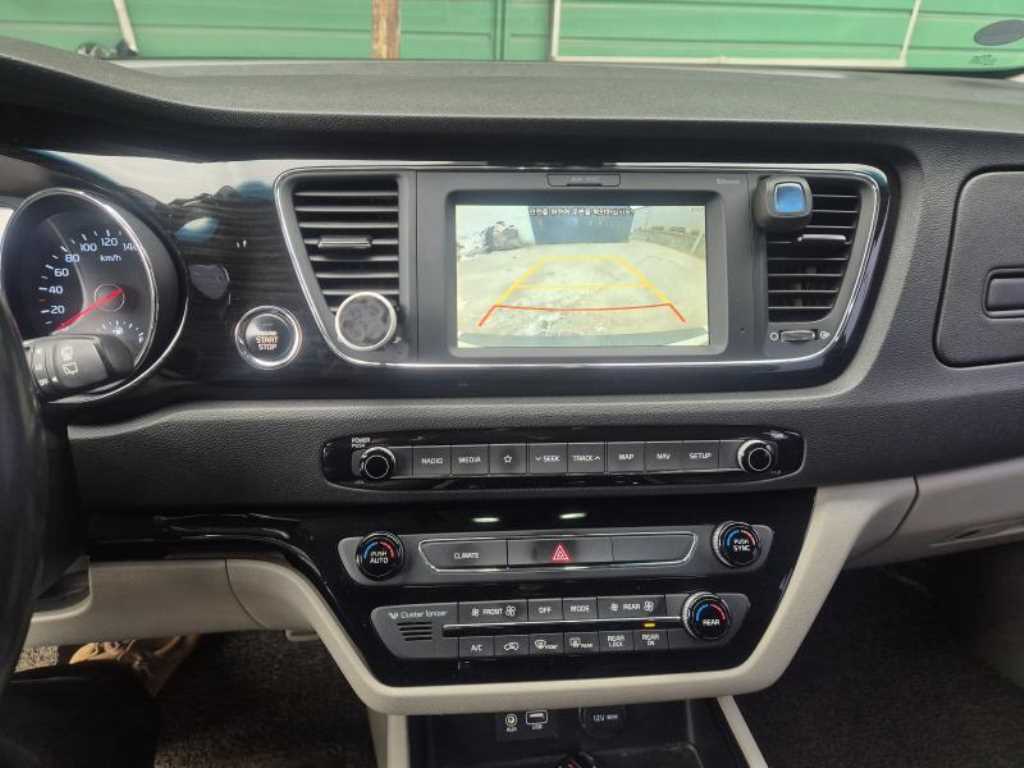 KIA Carnival - Vista 11