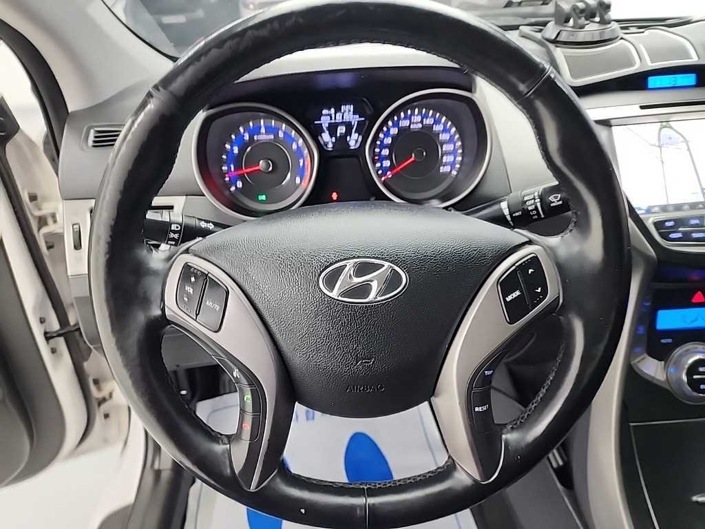 HYUNDAI Avante - Vista 9