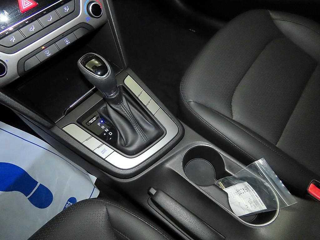 HYUNDAI Avante - Vista 12