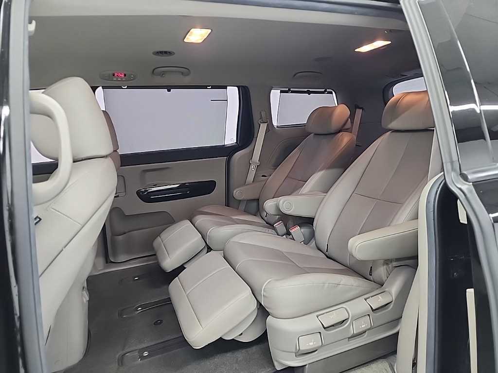KIA Carnival - Vista 12