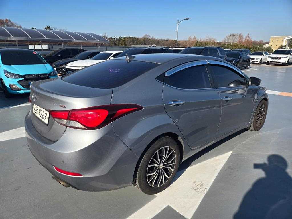 HYUNDAI Avante - Vista 4