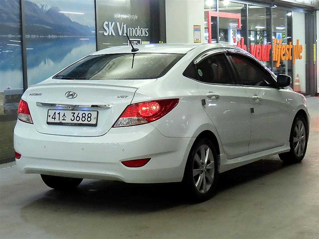 HYUNDAI Accent - Vista 4