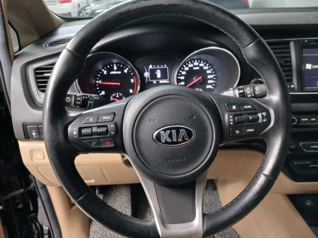 KIA Carnival - Vista 11