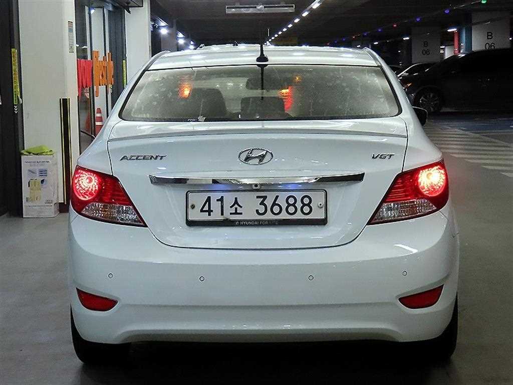 HYUNDAI Accent - Vista 5