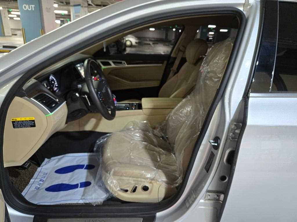 HYUNDAI Genesis - Vista 7