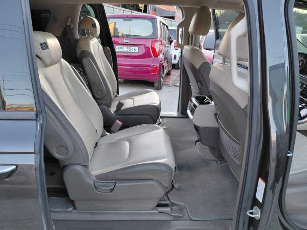 KIA Carnival - Vista 11