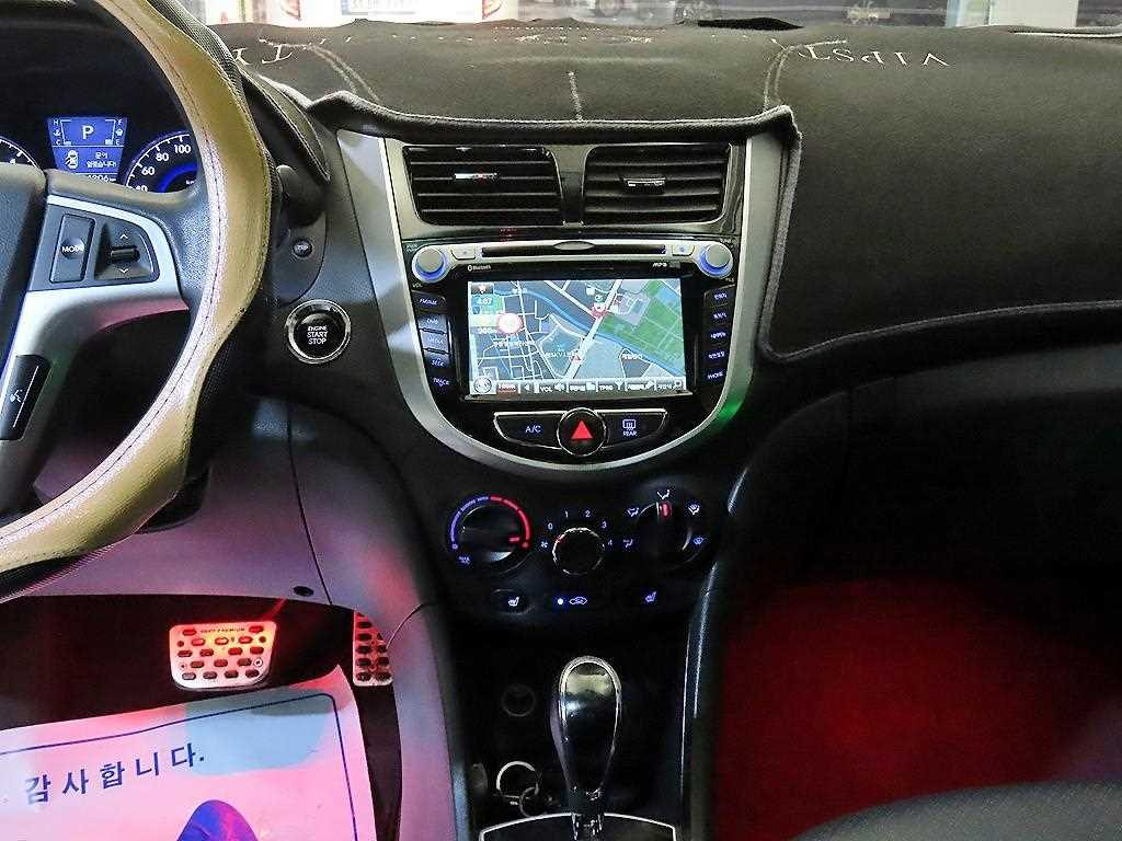 HYUNDAI Accent - Vista 11