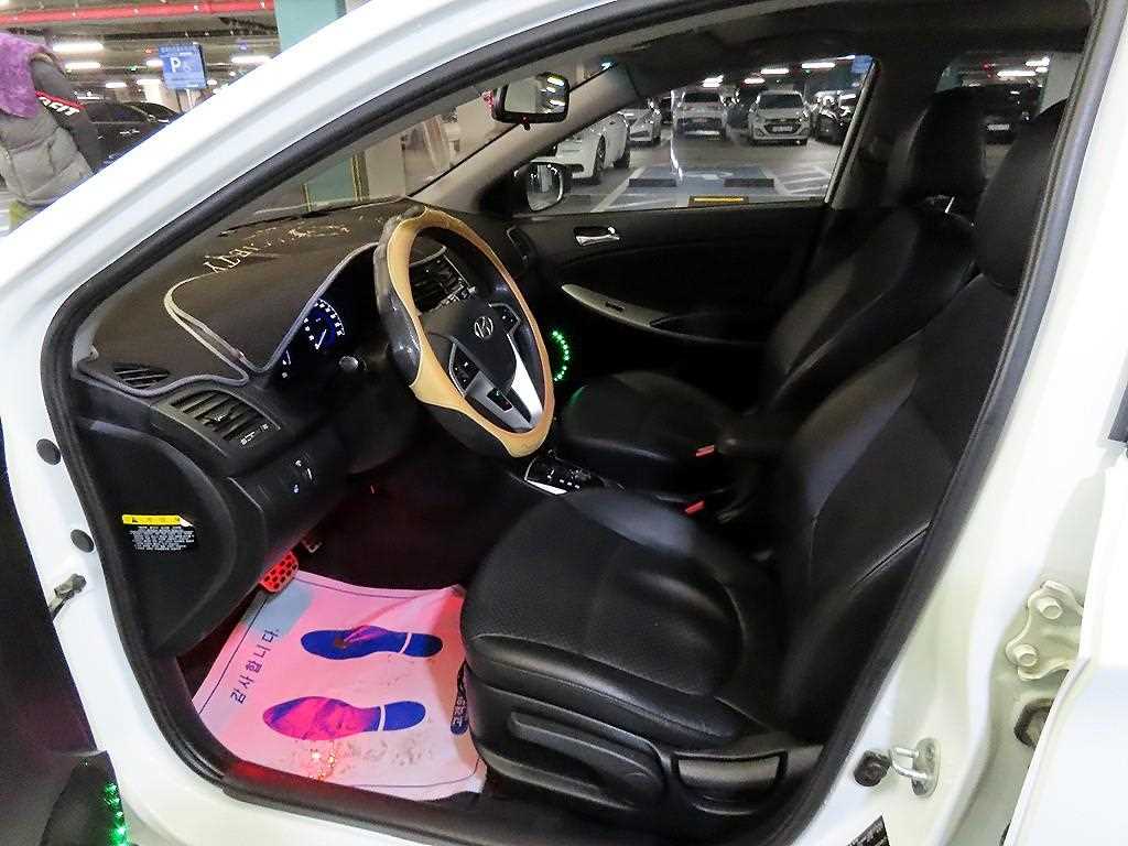 HYUNDAI Accent - Vista 6